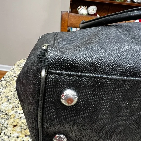 Michael Kors Black Tote Bag with Structured Design - Picture 3 of 7